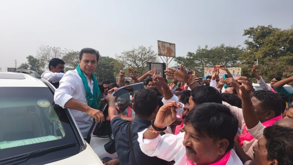 కేటీఆర్ కు స్వాగతం పలికిన నాయకులు