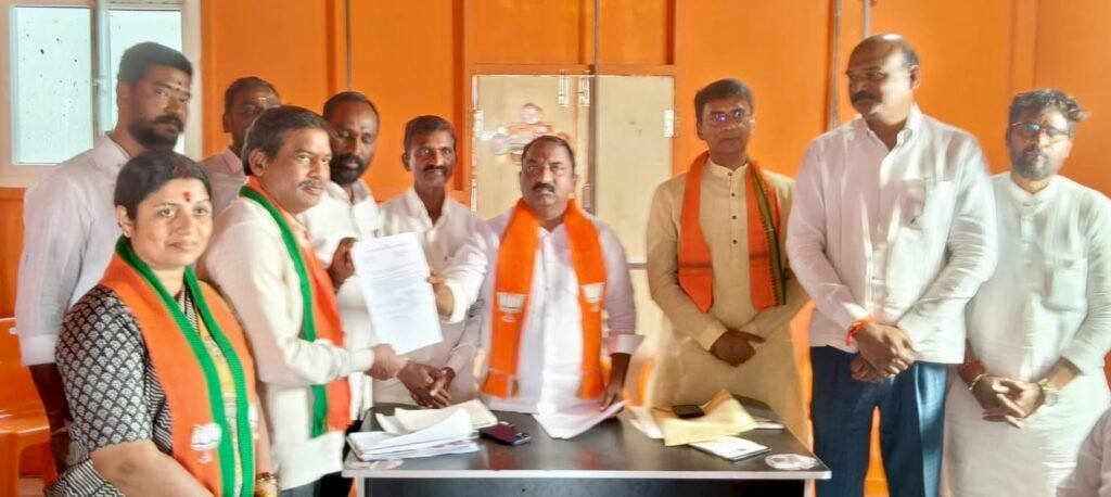 బీజేపీ పార్టీ అభ్యర్థులకు బిఫాం అందజేత
