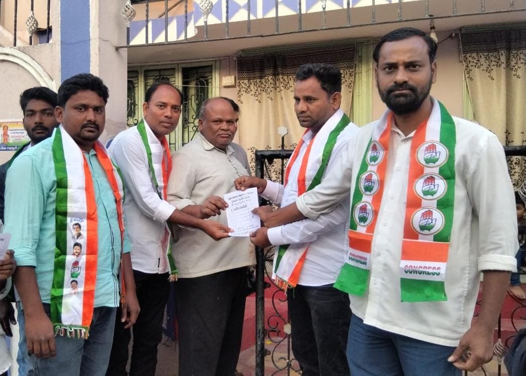 Leaders who conducted door-to-door election campaign in support of Congress candidate