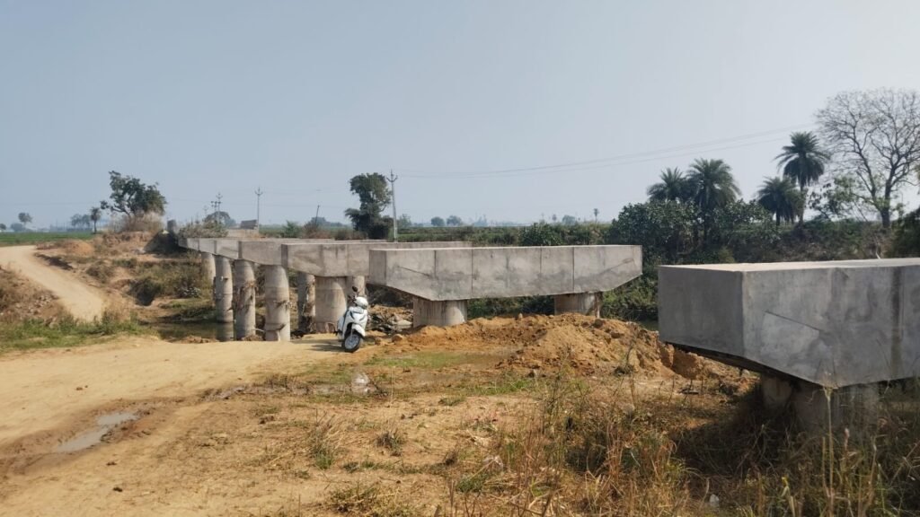 అర్థంతరంగా నిలిచిపోయిన బ్రిడ్జి నిర్మాణ పనులు