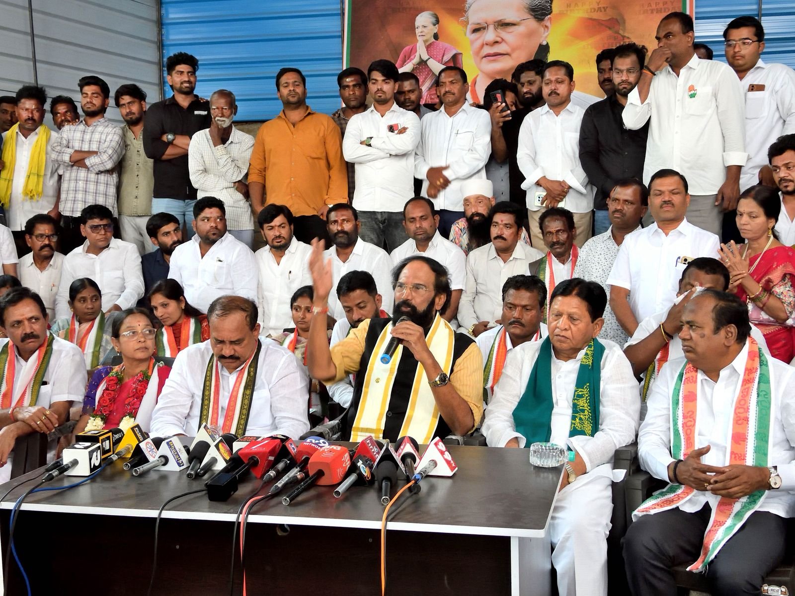 The mayor's seat is a testament to the two-year popular rule of the Congress.