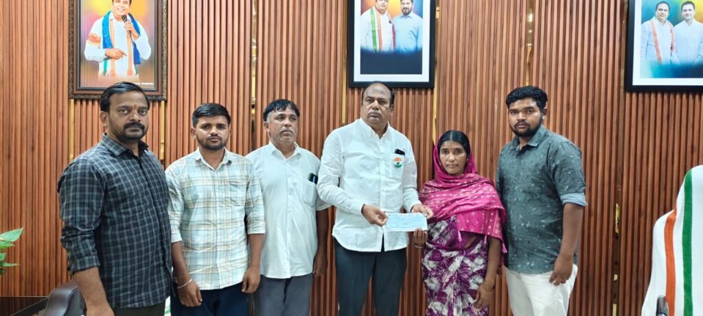 బాధిత కుటుంబానికి ఆర్థిక సహాయం అందజేత