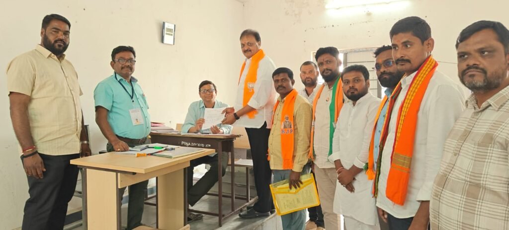 బోధన్‌లో బీజేపీ అభ్యర్థులకు బీఫామ్‌ల అందజేత