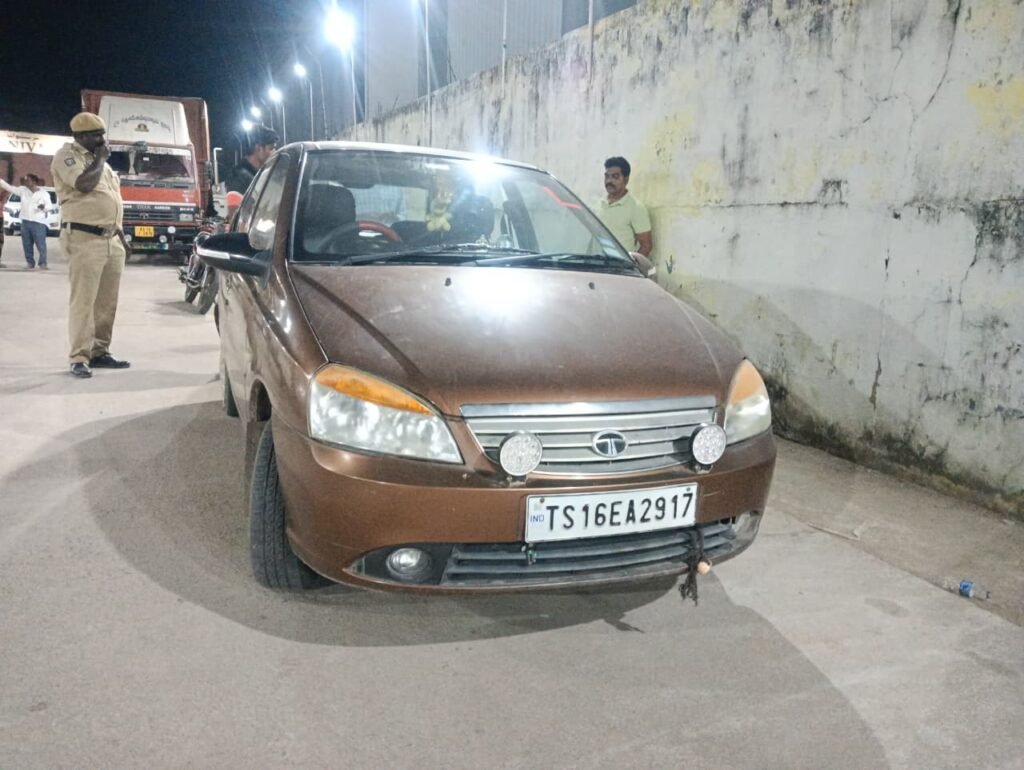 The thieves broke the car windows and stole Rs. 8 lakhs.