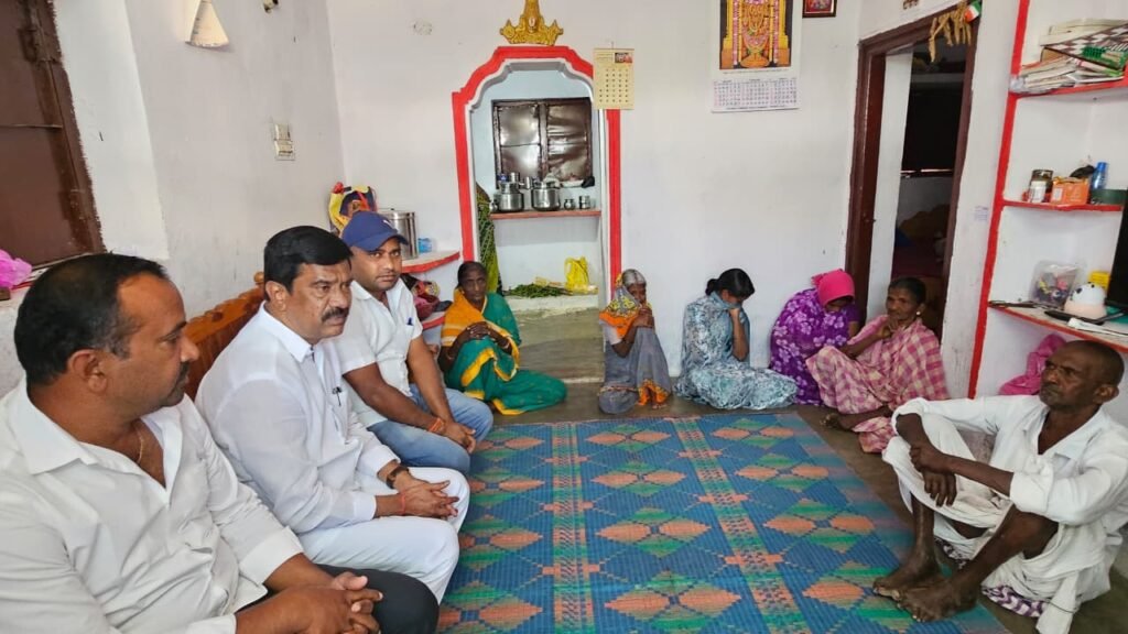పలు కుటుంబాలను పరామర్శించిన మాజీ మంత్రి ఎమ్మెల్యే ప్రశాంత్ రెడ్డి