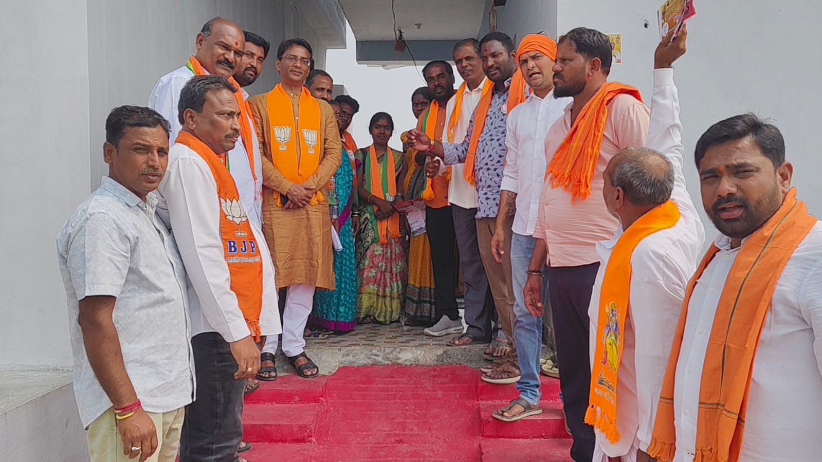 BJP leaders are campaigning vigorously from door to door.