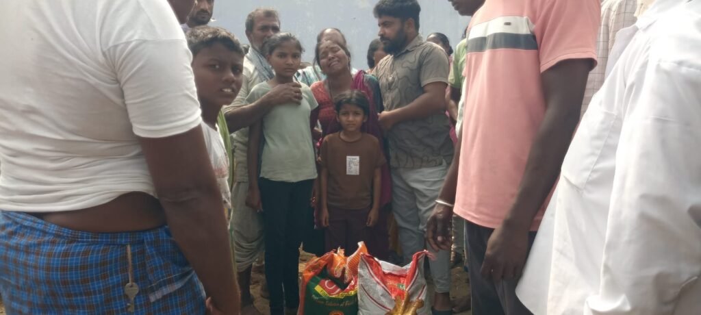 అగ్ని ప్రమాద బాధిత కుటుంబానికి బీజేపీ అభ్యర్థి లింగు వినోద్ సాయం