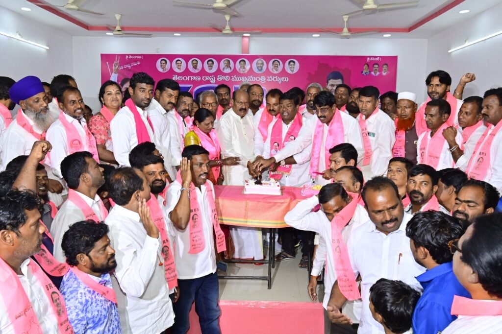 బీఆర్ఎస్ పార్టీ కార్యాలయం లో ఘనంగా కేసీఆర్ జన్మదిన వేడుకలు