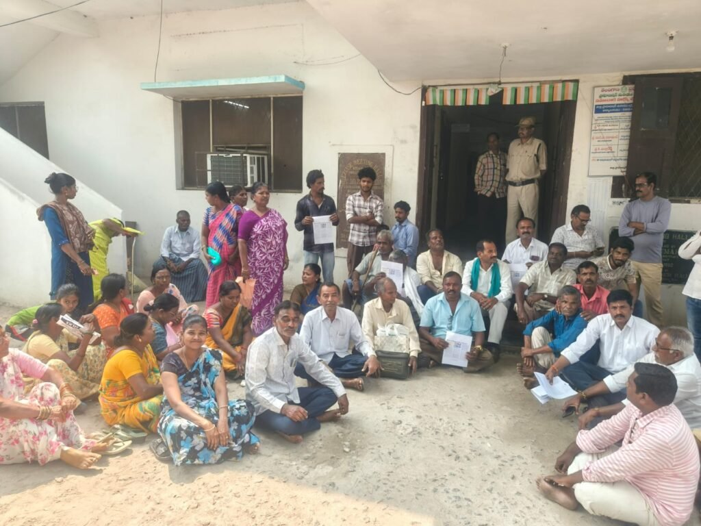 Workers' protest demanding an inquiry into the misuse of funds in the Third Toll Society
