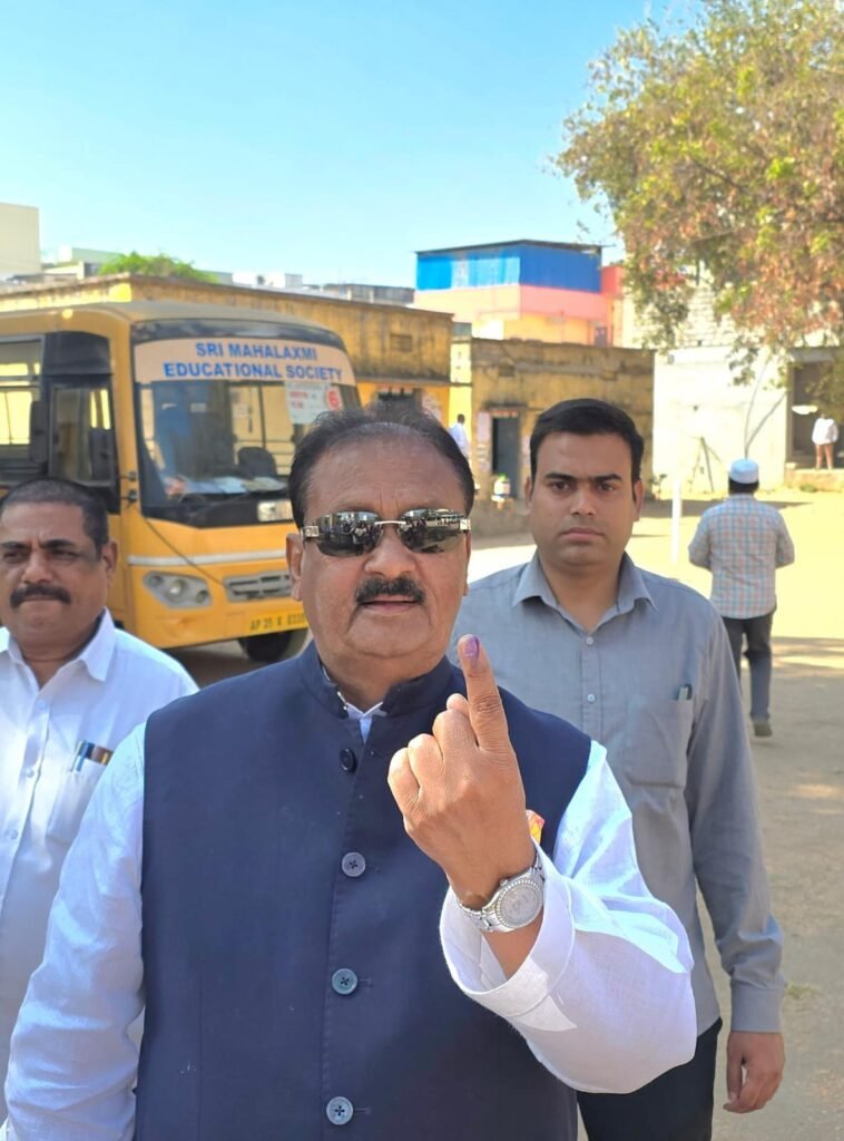 సామాన్యుడిలా క్యూలైన్‌లో నిలబడి ఓటు వేసిన షబ్బీర్ అలీ