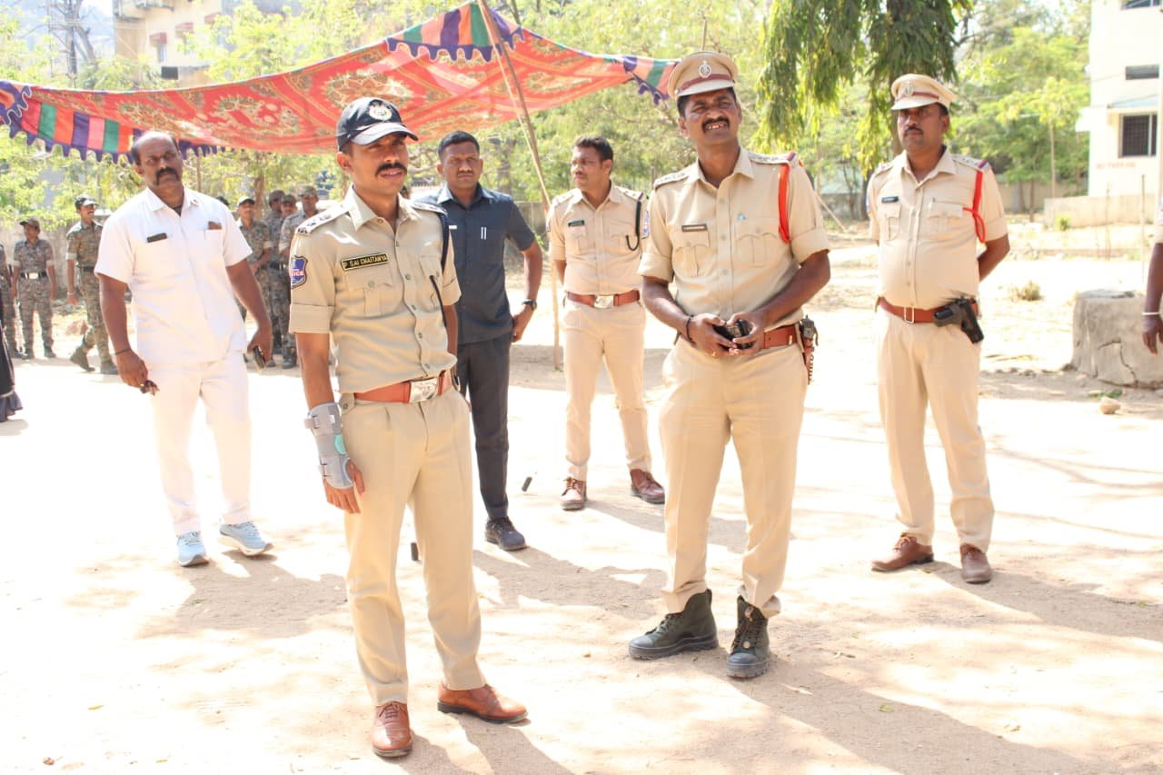 Police Commissioner monitors polling in Armur