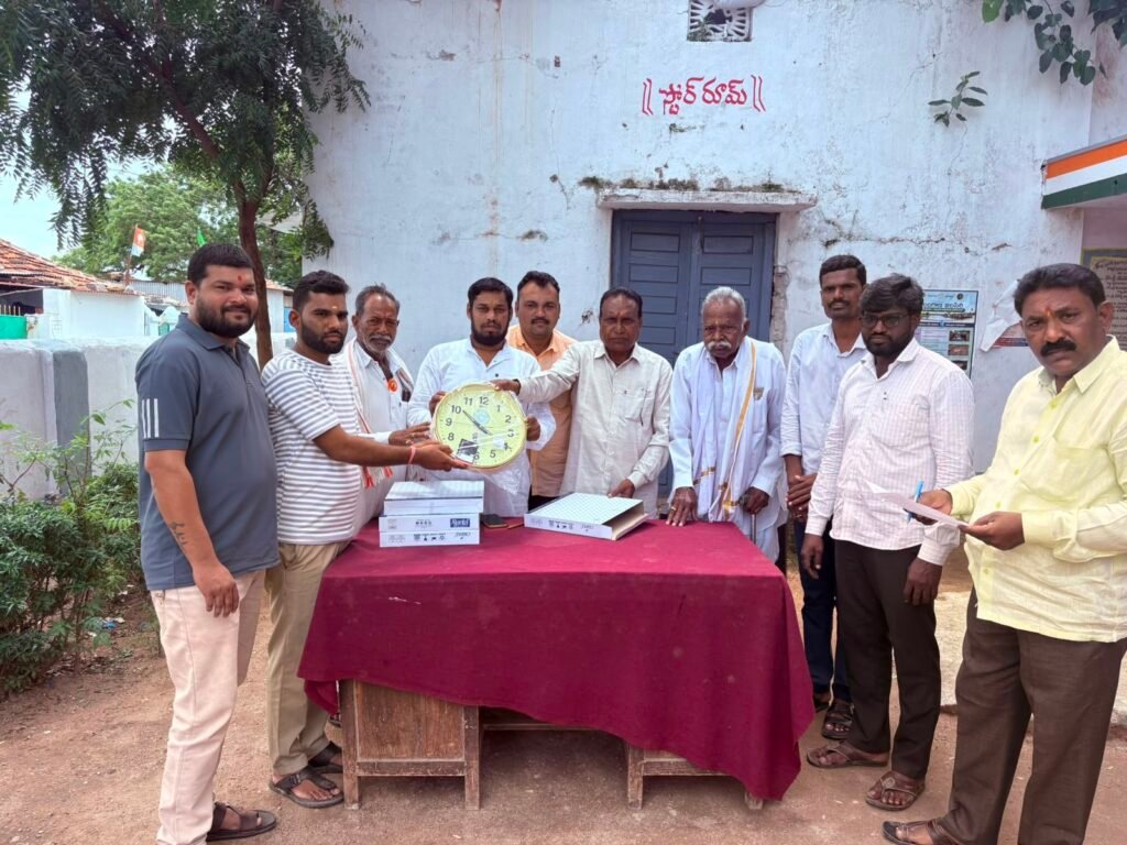 ఇందిరమ్మ ఇళ్ల లబ్ధిదారులకు గోడ గడియారాల పంపిణీ