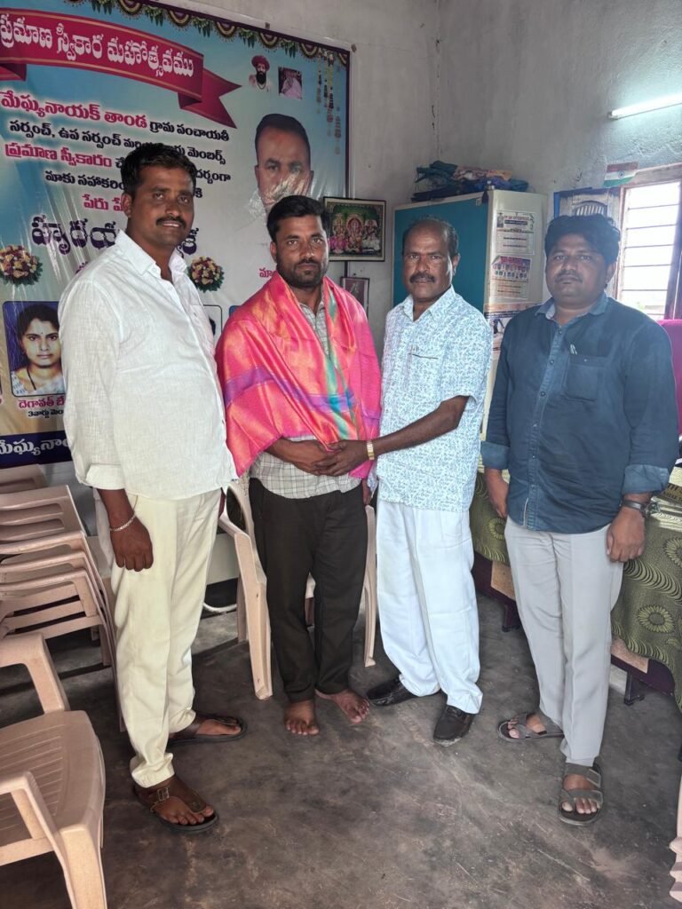 బీఎల్‌వో వినోద్‌కు తహసీల్దార్ బాలయ్య సన్మానం