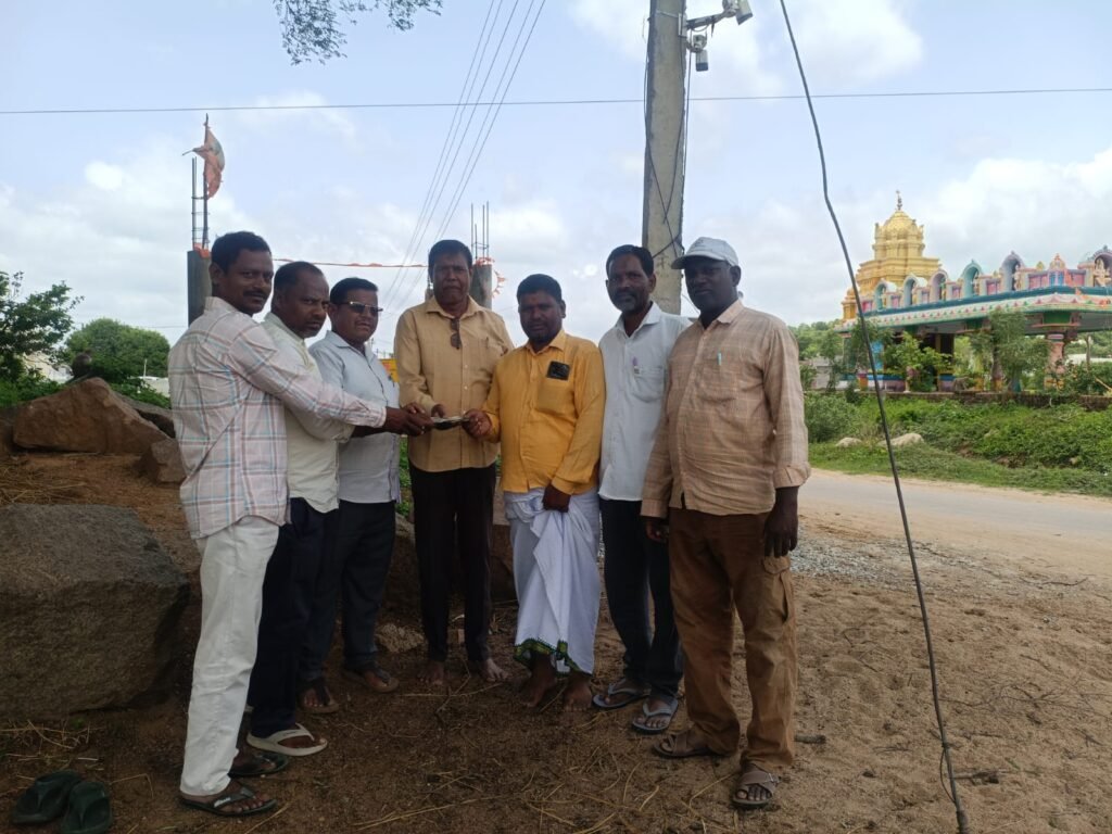 ఆలయ పూజారికి రెండు నెలల వేతనం అందజేసిన జగ్గా దంపతులు
