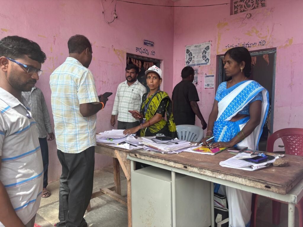 అతి త్వరలోనే ఫారాల పంపిణీ పూర్తి చేయాలి