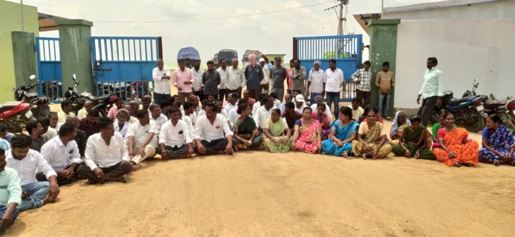 లక్కపురుగులపై మూడు గ్రామాల ప్రజల యుద్ధం