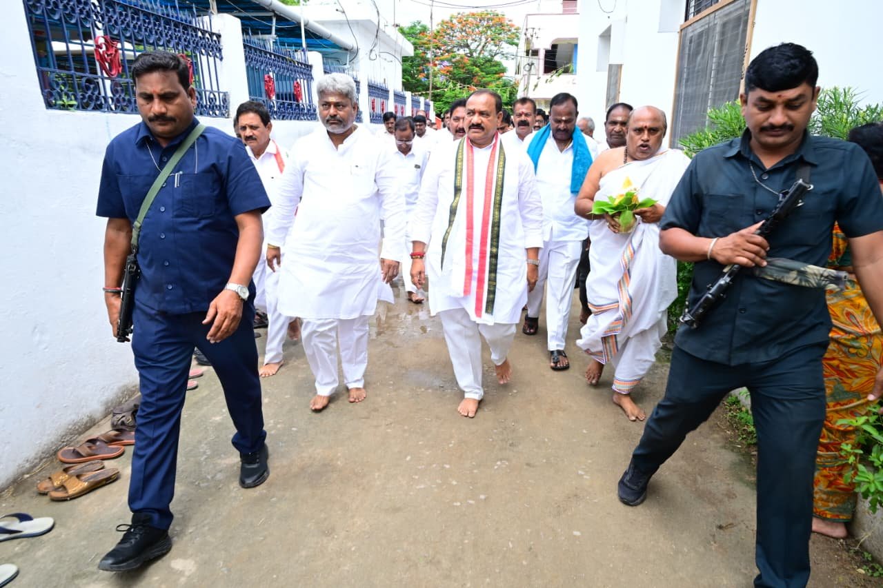 TPCC President performs special prayers at Umamaheswara Temple.
