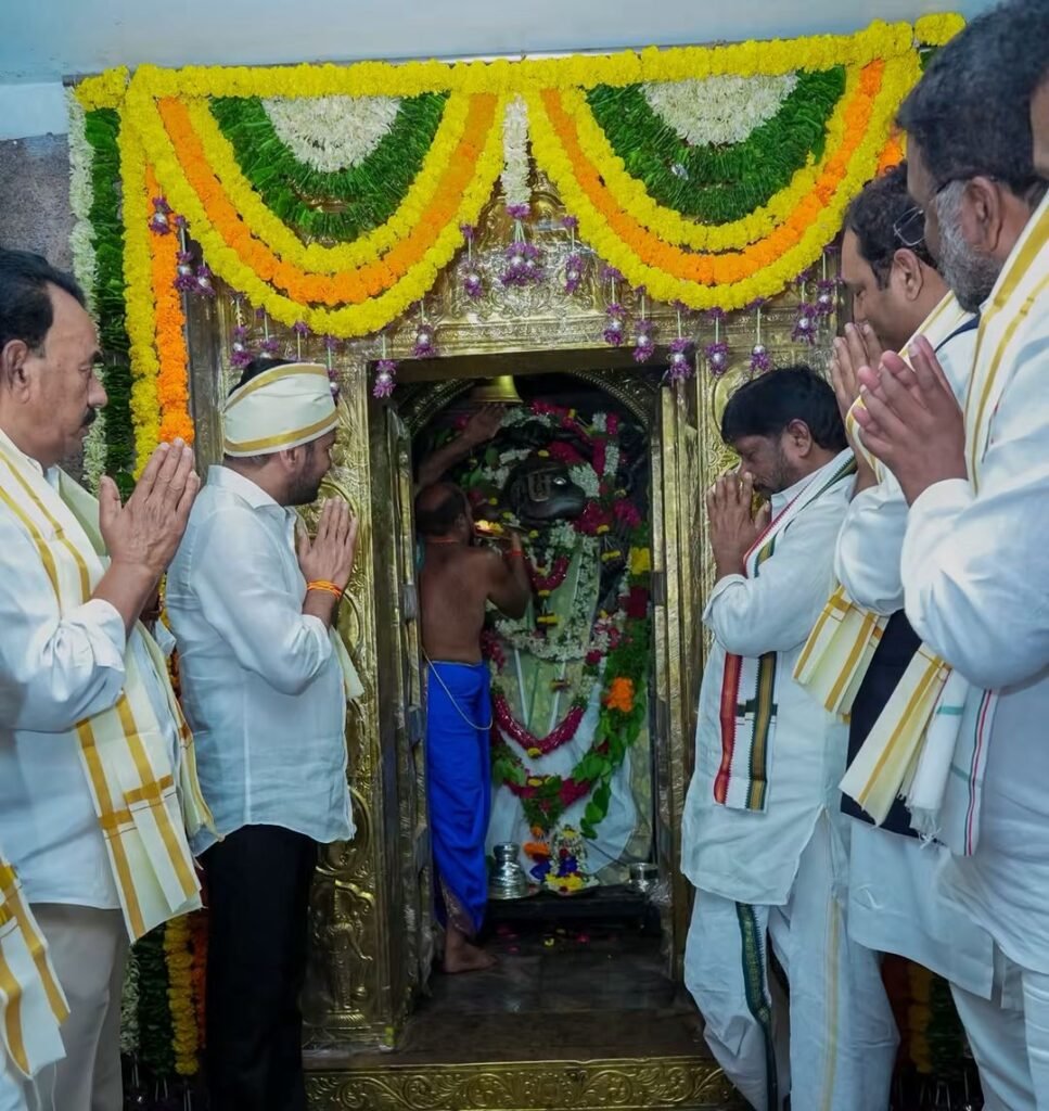 పబ్బతి ఆంజనేయ స్వామి వారిని దర్శించుకున్న సీఎం