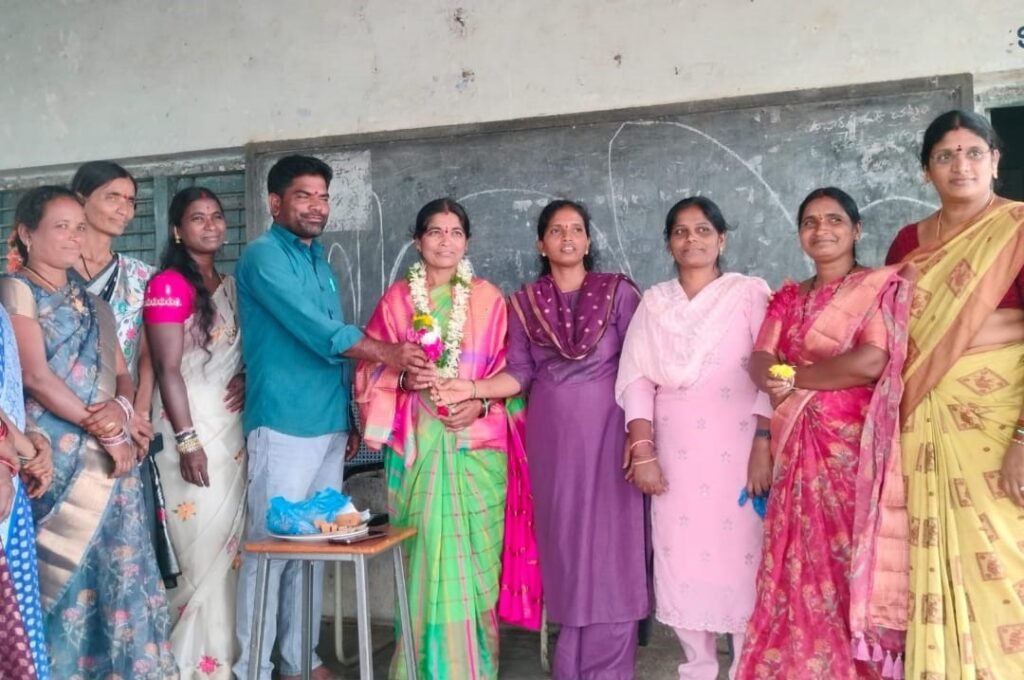 బదిలీపై వెళ్లున్న ఉద్యోగిని లలితకు ఘన సన్మానం