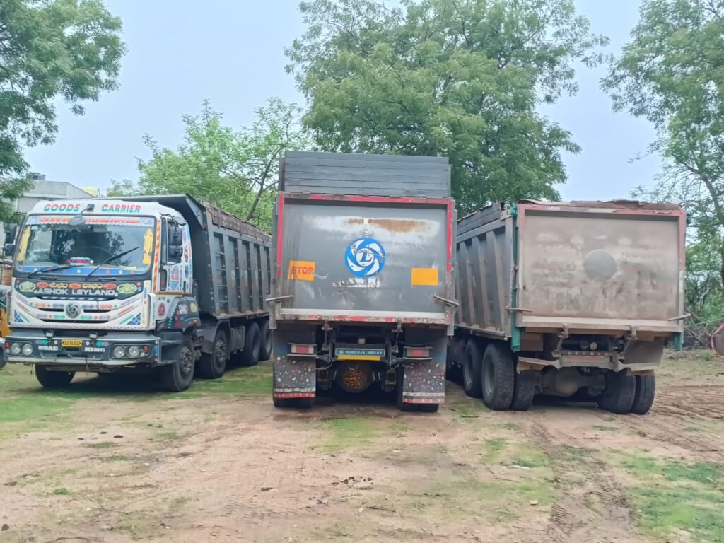 అక్రమంగా తరలిస్తున్న మూడు ఇసుక లారీల పట్టివేత