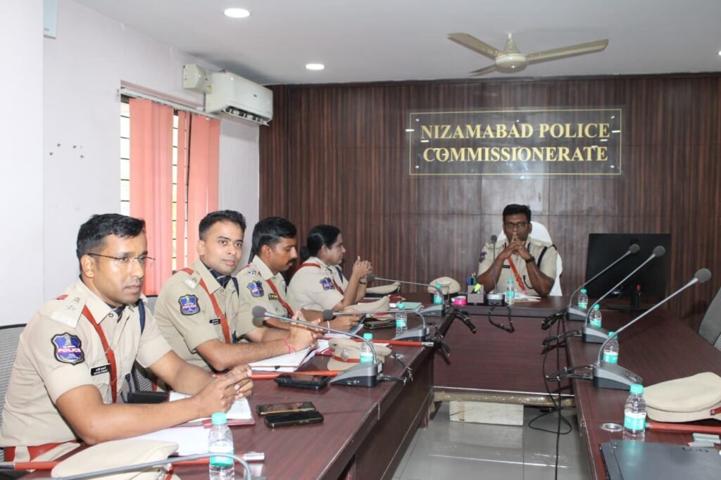 ప్రజలకు అందుబాటులో ఉండి స్నేహపూర్వక పోలీసింగ్‌కు ప్రాధాన్యత ఇవ్వాలి