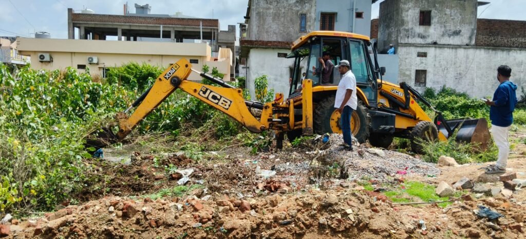 13వ వార్డులో డ్రైనేజీ పూడికతీత పనులు