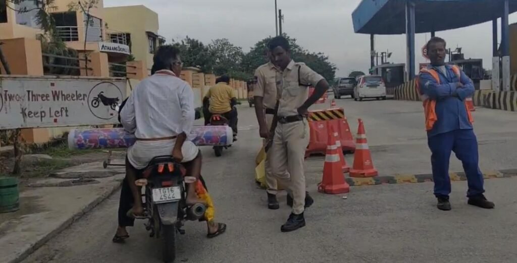 ఇందల్వాయి టోల్ ప్లాజా వద్ద వాహనాల తనిఖీ