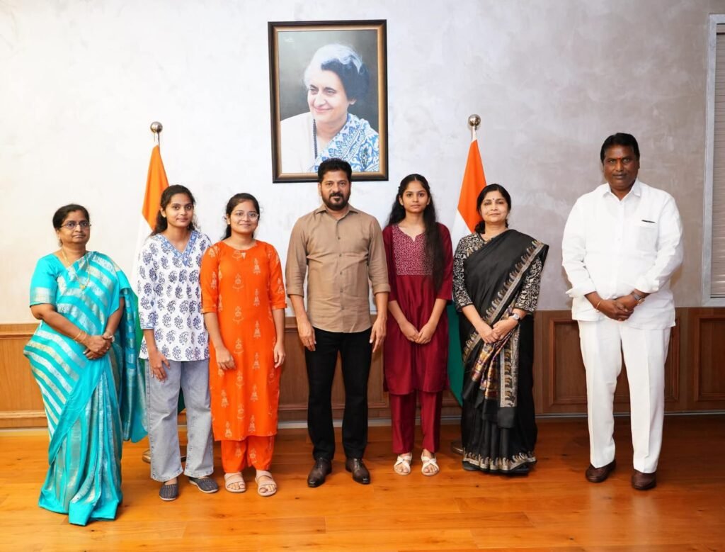 నీట్‌లో అత్యుత్తమ ర్యాంకులు సాధించిన విద్యార్థులకు సీఎం అభినందనలు
