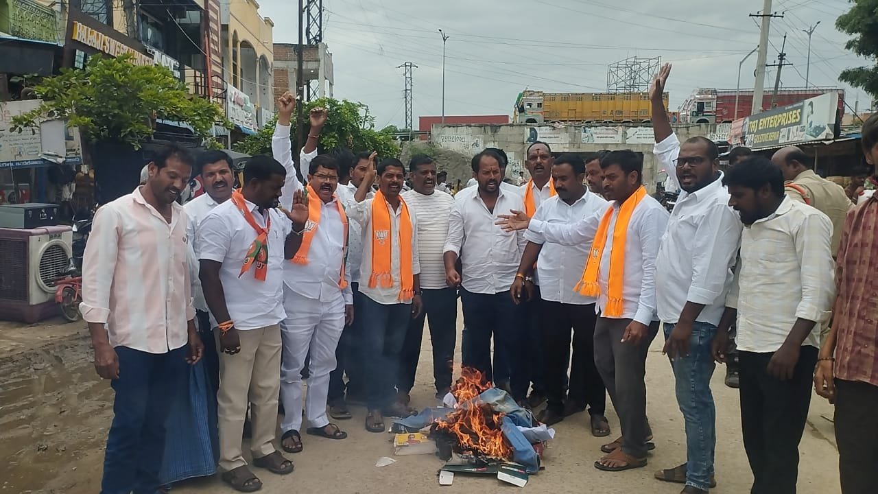 Rahul Gandhi's effigy burnt in Indalvai.