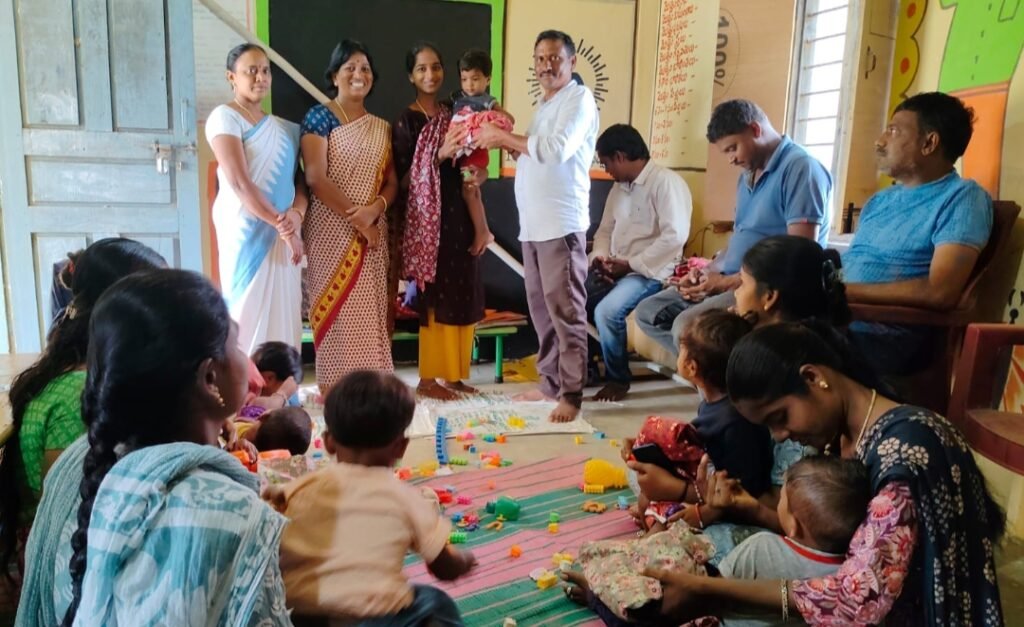చిన్నారులకు ఉచిత యూనిఫాంల పంపిణీ
