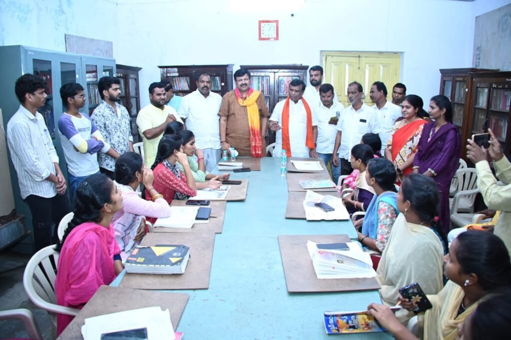 విద్యార్థుల భవిష్యత్తు రాజకీయాల కు బలి కాకూడదు