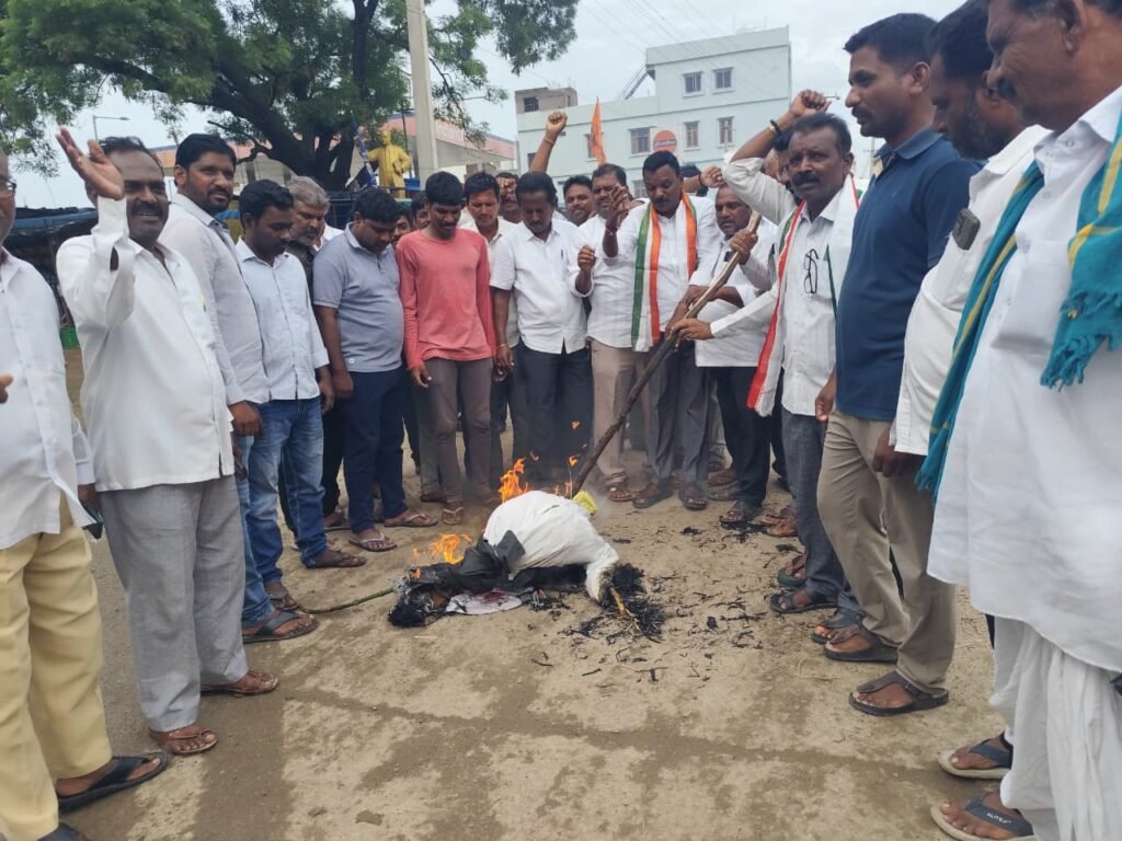 ప్రధాని నరేంద్ర మోడీ దిష్టిబొమ్మ దహనం