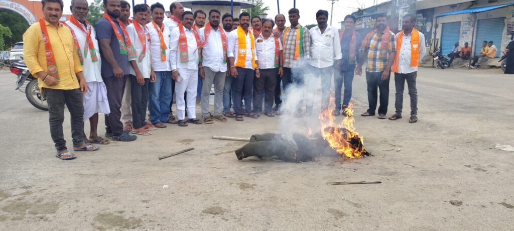 దేశద్రోహ పార్టీలతో కలిసి దీక్ష పేరిట రాహుల్ దొంగ నాటకం
