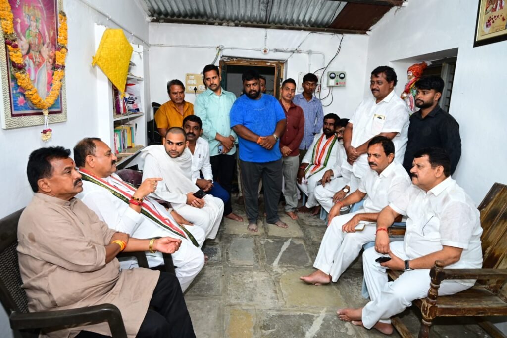 దివంగత సుదర్శన్ రావు కుటుంబ సభ్యులను పరామర్శించిన పీసీసీ చీఫ్
