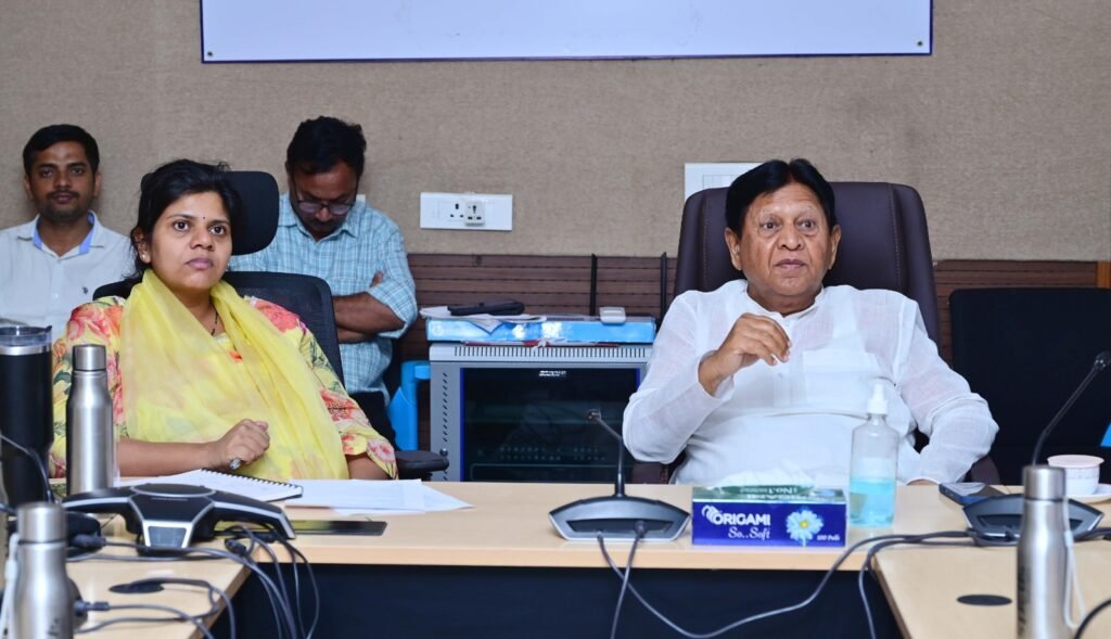 రైతులకు అందుబాటులో ఉంటూ సూచనలు అందించాలి