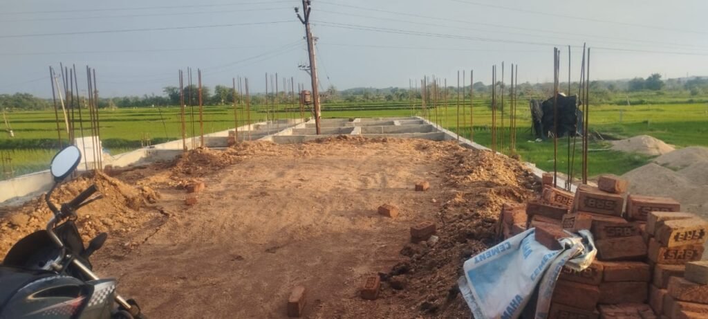 పచ్చని పొలాలలో అక్రమంగా వెలుస్తున్న అక్రమ నిర్మాణాలు