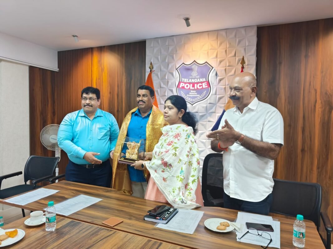 CI Anjaneyulu's retirement ceremony held on a grand scale.