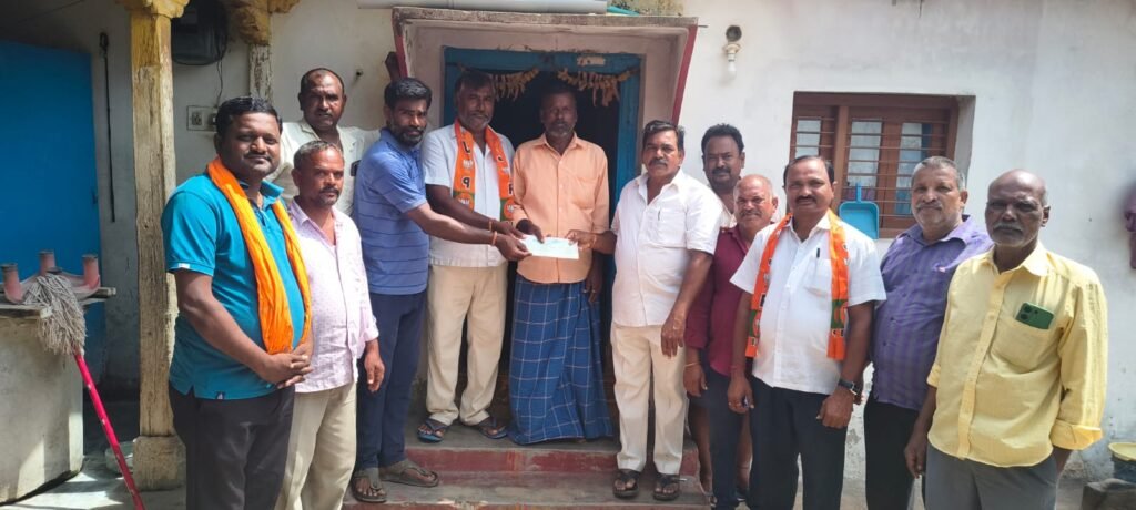 బీజేపీ ఆధ్వర్యంలో సీఎంఆర్ఎఫ్ చెక్కు పంపిణీ