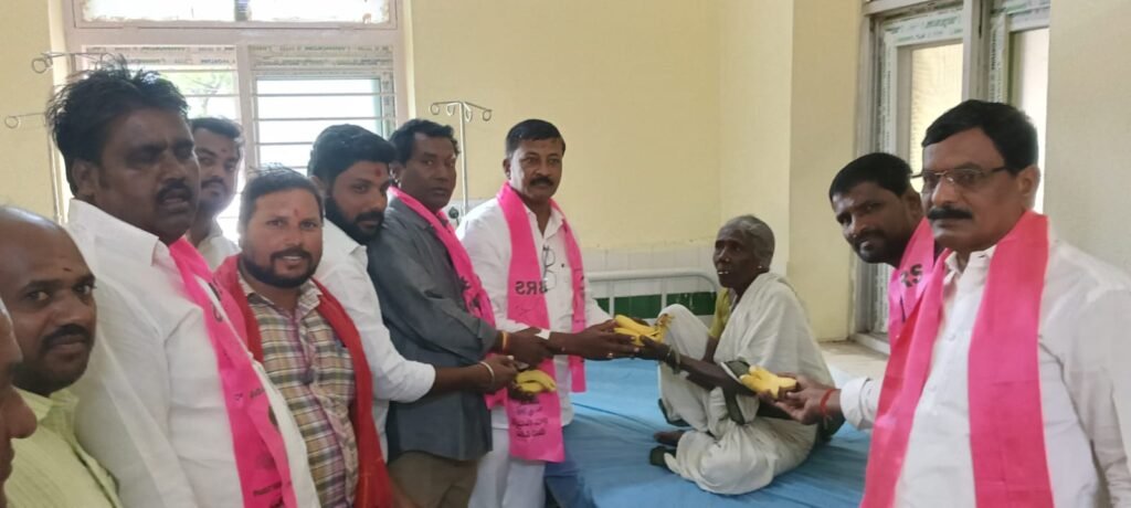 ఇందల్వాయిలో రోగులకు పండ్లు పంపిణీ