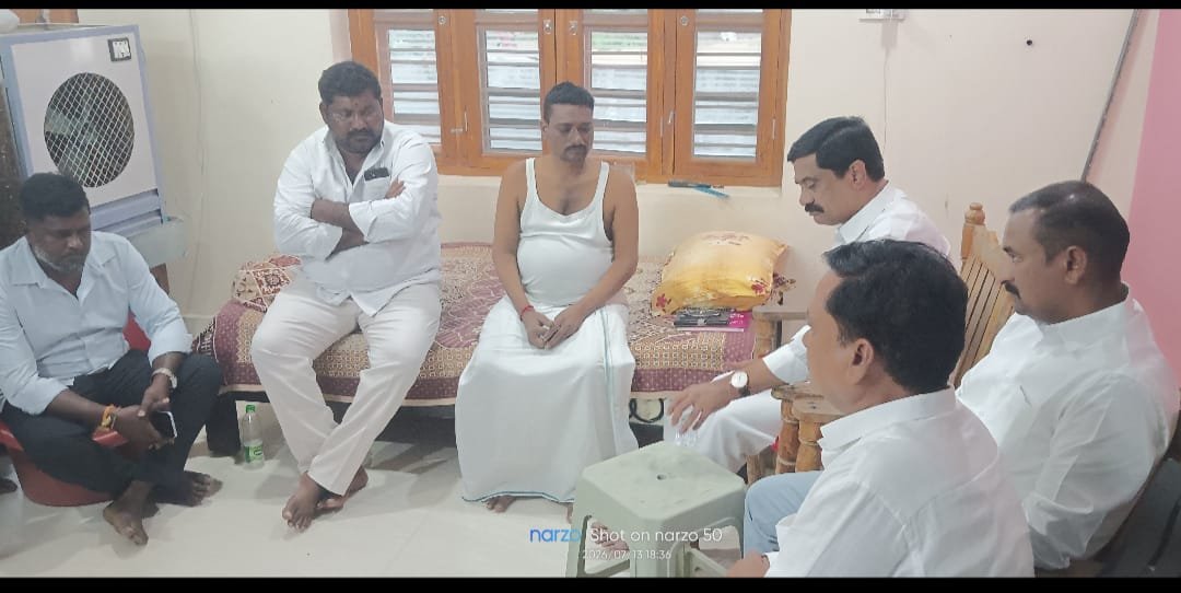 Former Minister consoles the family of the late Sarpanch.