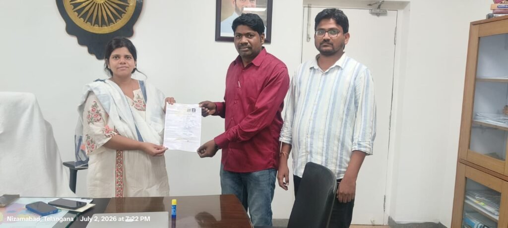 ఎన్యూమరేషన్ ఫారంను బీఎల్ఓ కు అందజేసిన కలెక్టర్