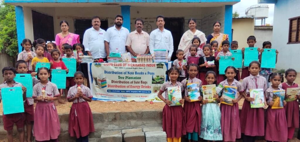 విద్యార్థులకు బుక్కులు, జ్యూట్ బ్యాగుల పంపిణీ