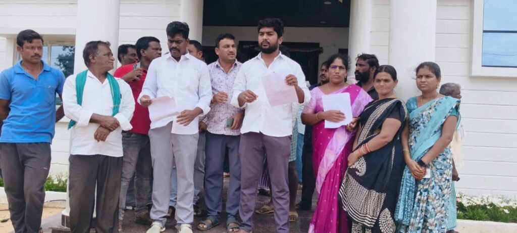 Ward members burned the effigy of Faridpet Sarpanch Narsimha Reddy