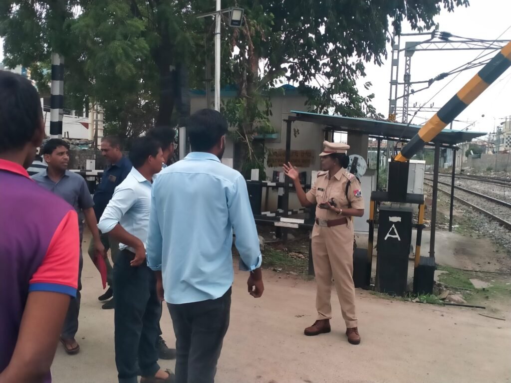 రైల్వే గేట్ వద్ద త్రుటిలో తప్పిన ప్రమాదం
