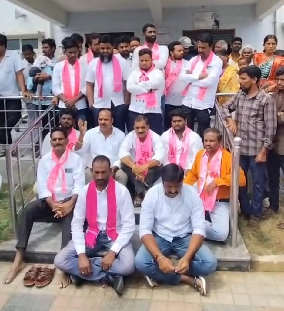 బాన్సువాడ ఆసుపత్రి ఎదుట బిఆర్ఎస్ ధర్నా