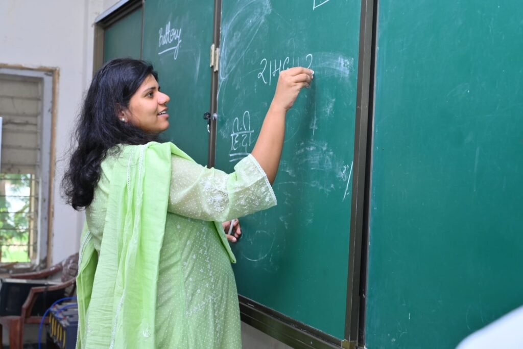 ఉపాధ్యాయురాలుగా అవతారం ఎత్తిన కలెక్టర్