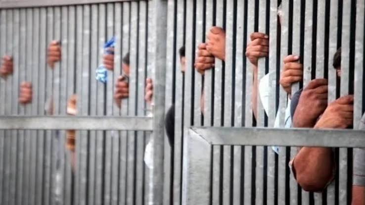 Warder meets remand prisoner