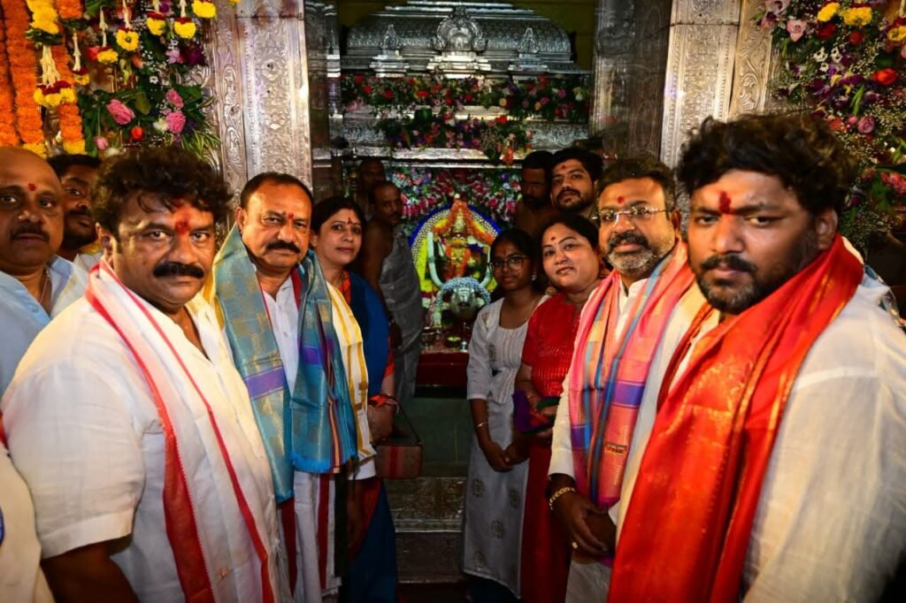 ఉజ్జయిని మహంకాళి ఆలయంలో టీపీసీసీ అధ్యక్షుడు ప్రత్యేక పూజలు