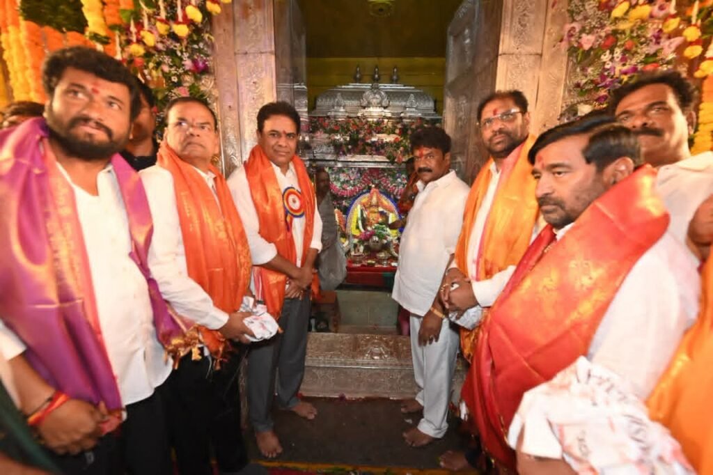 ఉజ్జయిని మహంకాళి అమ్మవారిని దర్శించుకున్న కేటీఆర్