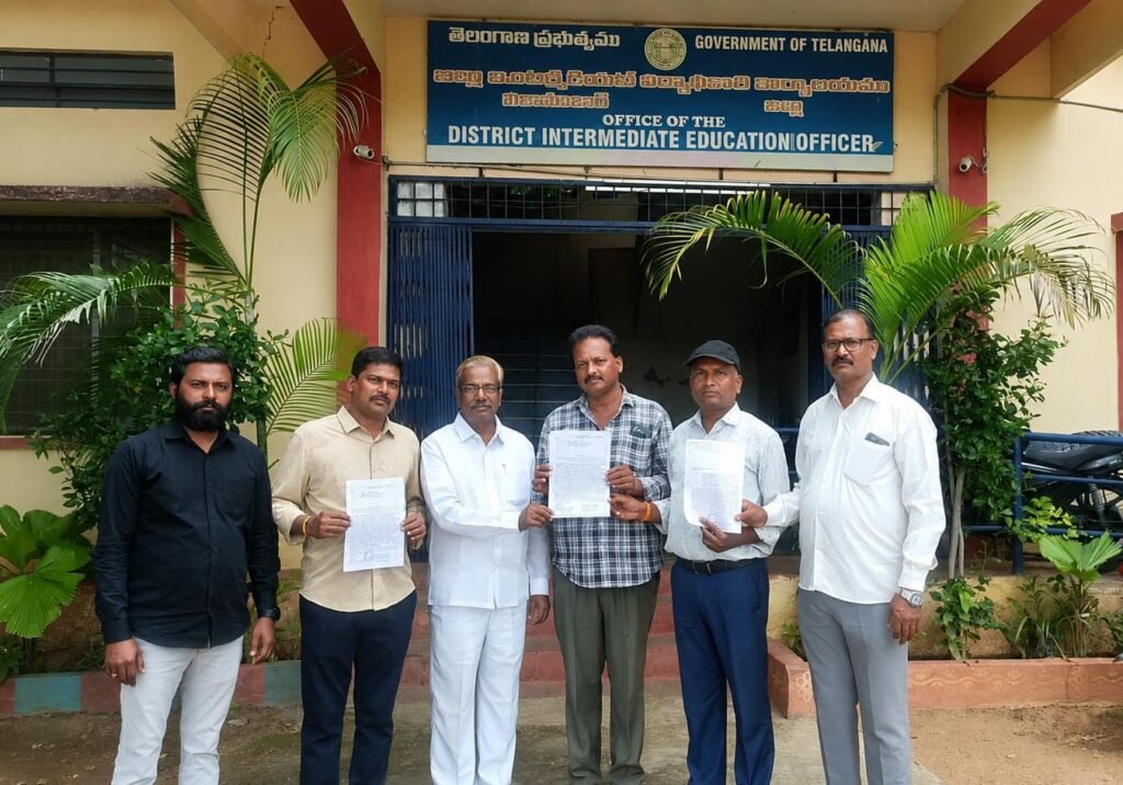ఫీజు బకాయిల పేరుతో టి.సీ.లు నిలిపివేయొద్దు